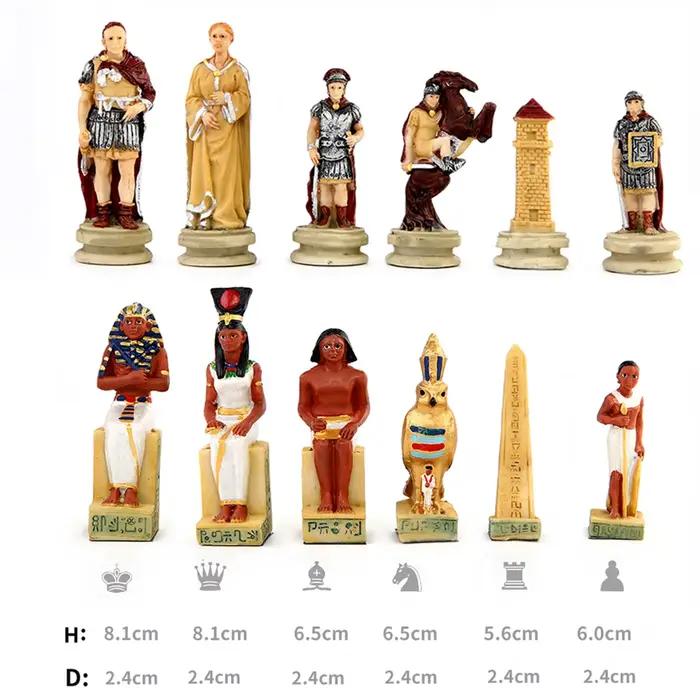 Un luxueux jeu de réunion de famille en pièces d'échecs avec un thème de personnage en métal. La boî