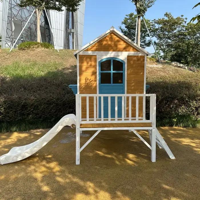 Maison de jeu en bois moderne à deux étages pour enfants avec escalier et toboggan pour les écoles, 