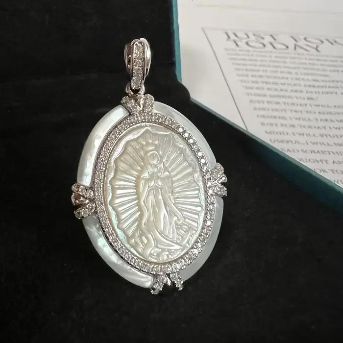 Pendentif Coquille Camée Notre-Dame de Guadalupe, Breloque en Cuivre Plaqué Argent, Coquille de Nacr