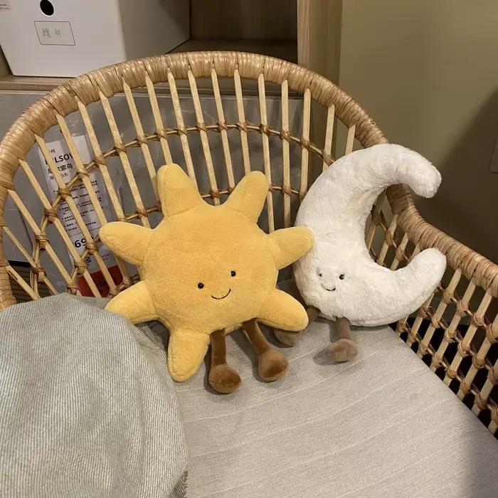 Adorable sourire visage blanc lune jaune soleil peluche peluche mignon dessin animé météo peluche jo