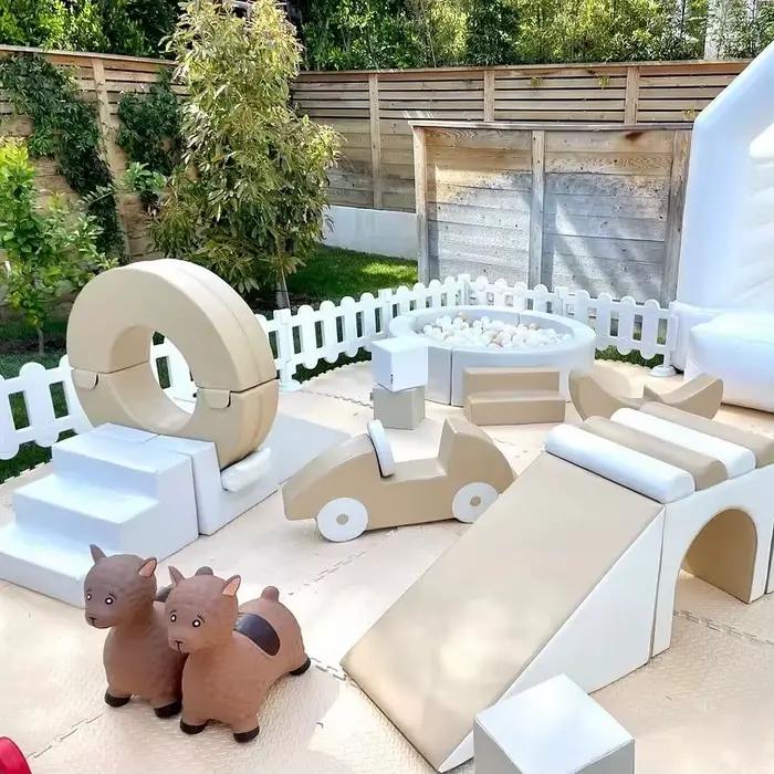 Équipement de terrain de jeu souple pour tout-petits marron, personnalisable pour fêtes d'anniversai