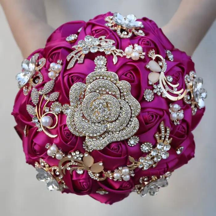 Bouquet de mariage rouge demoiselle d'honneur tenant des fleurs
