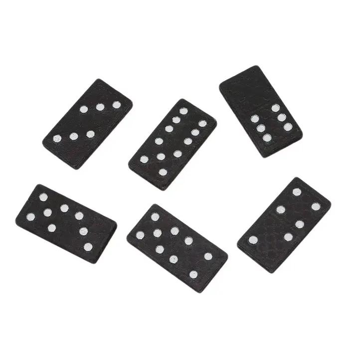 Boîte en bois de dominos noirs