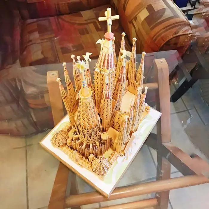 Kit de puzzle en papier 3D DIY de la Sagrada Familia