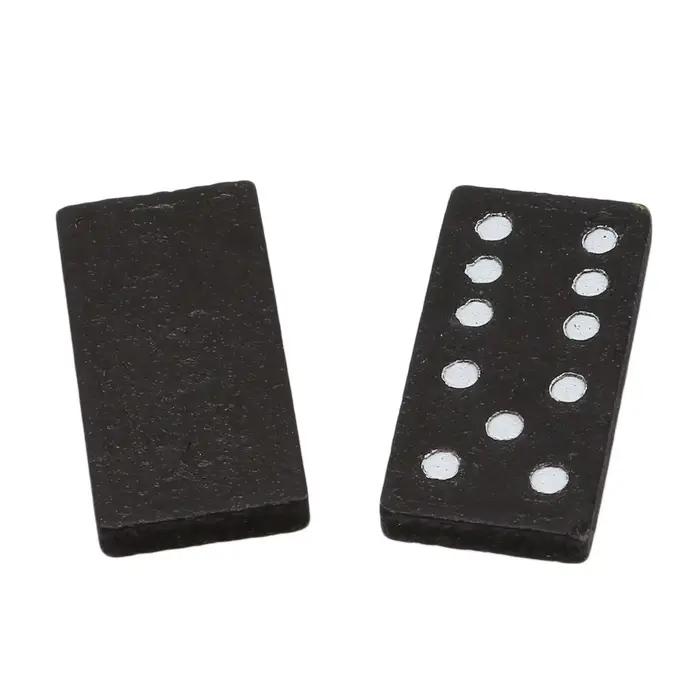 Boîte en bois de dominos noirs