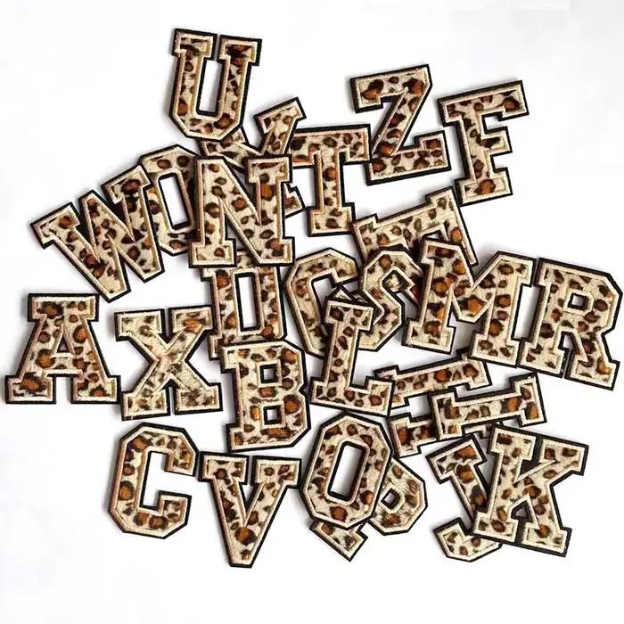 Patchs d'insigne de lettres de l'alphabet anglais A ~ Z, autocollants de broderie d'appliques imprimés léopard pour vêtements, vêtement de nom de bricolage pour enfants et adultes occasions spéciales