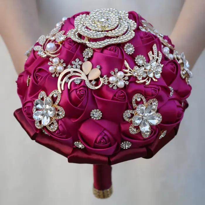 Bouquet de mariage rouge demoiselle d'honneur tenant des fleurs