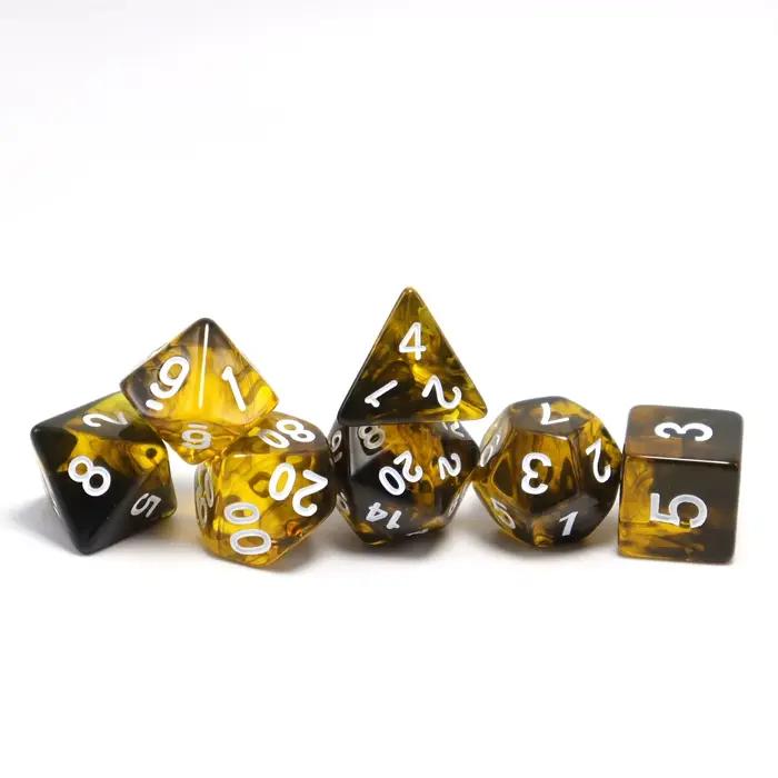 Jeu dés dés dés polyédriques noirs et jaunes