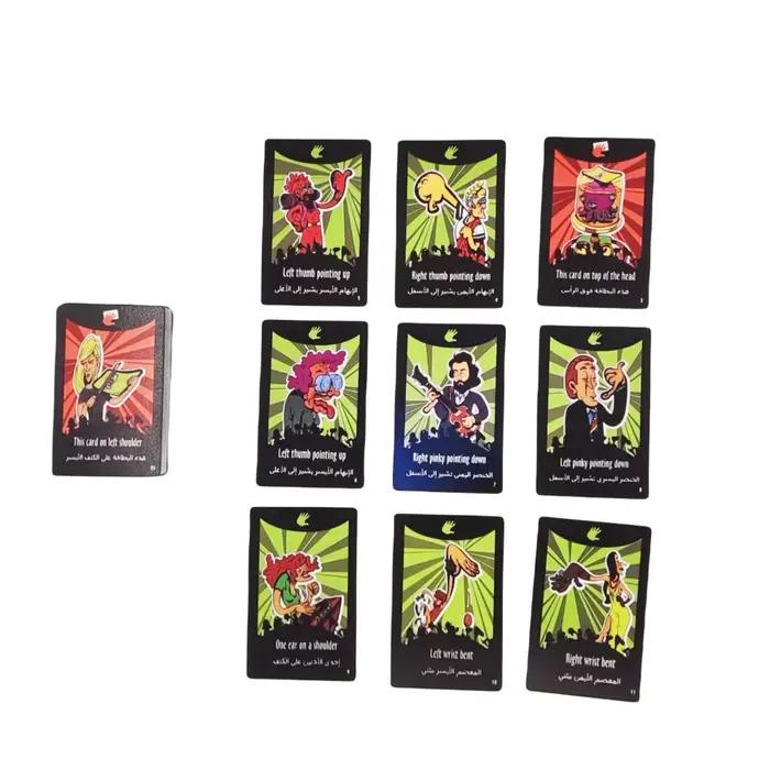 Yoga, contorsions folles du haut du corps. Jeux de cartes