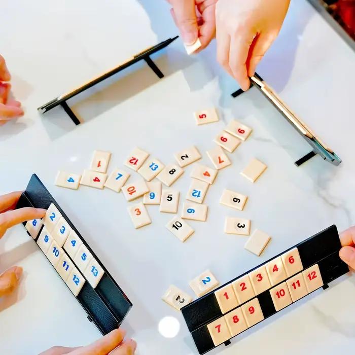 Jeu de Rummy Cube avec 4 supports, ensemble de jeu de Rummy Cube avec étui portable, jeux de société classiques pour toute la famille, jeux de puzzle éducatifs pour adolescents