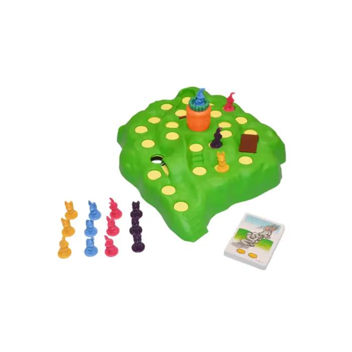 Lapin chastant des carottes