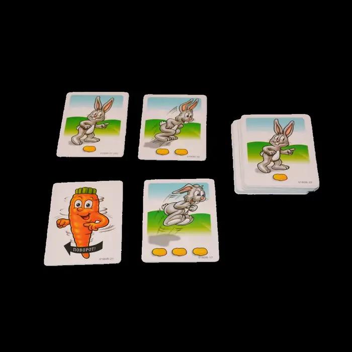 Lapin chastant des carottes