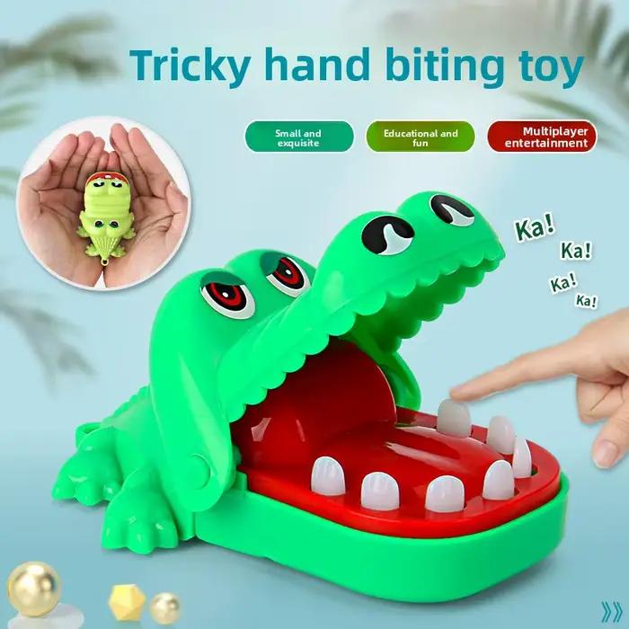 Jouet de dentiste alligator mordant le doigt