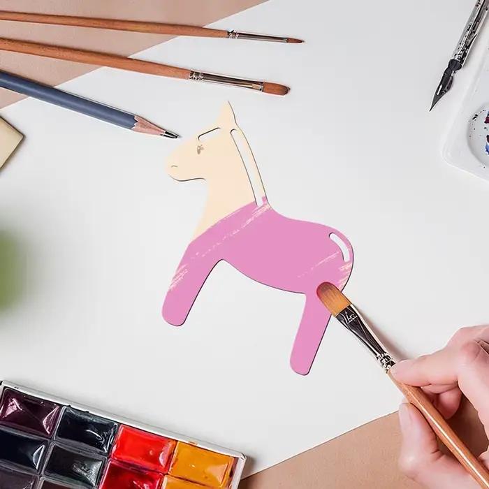 Chevaux artisanaux d'anniversaire en bois non peints