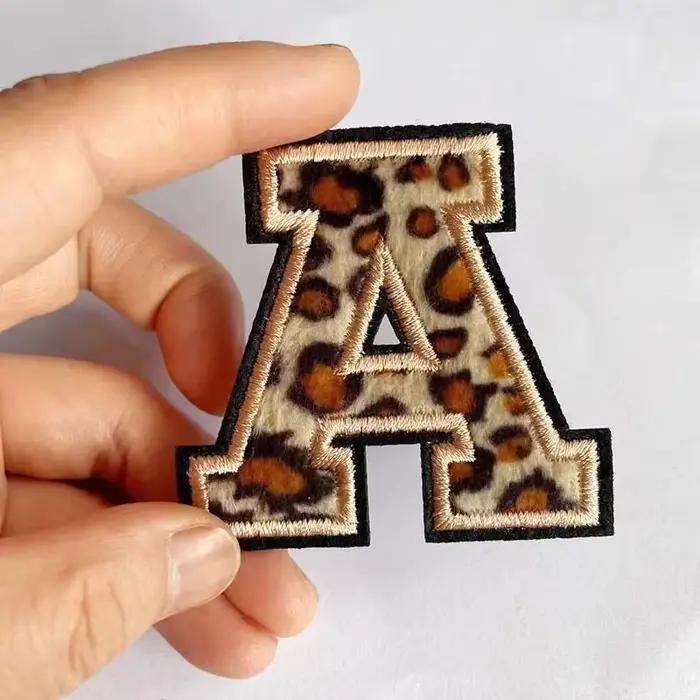 Patchs d'insigne de lettres de l'alphabet anglais A ~ Z, autocollants de broderie d'appliques imprimés léopard pour vêtements, vêtement de nom de bricolage pour enfants et adultes occasions spéciales