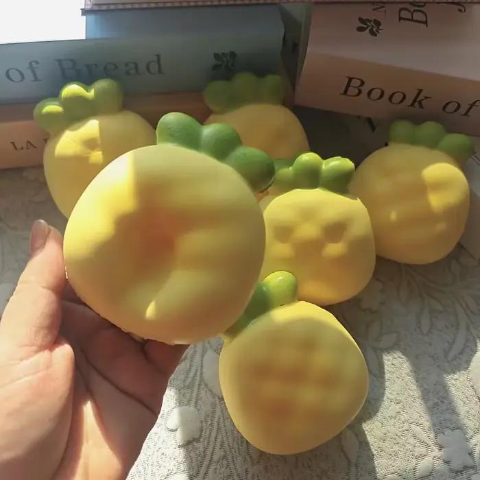 Jouet Squishy Ananas à Presser Kawaii, Squishies Crème, Jouet Anti-Stress Fruits et Légumes, Cadeau d'Anniversaire pour Fille, Jouet Apaisant