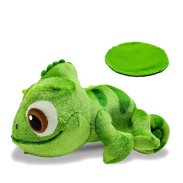 Poupées en peluche caméléon mignonnes assis sur les épaules