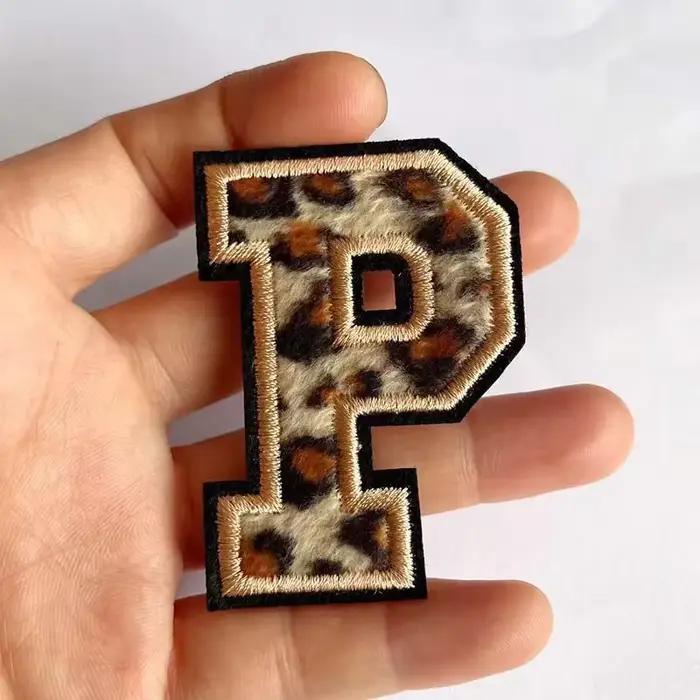 Patchs d'insigne de lettres de l'alphabet anglais A ~ Z, autocollants de broderie d'appliques imprimés léopard pour vêtements, vêtement de nom de bricolage pour enfants et adultes occasions spéciales
