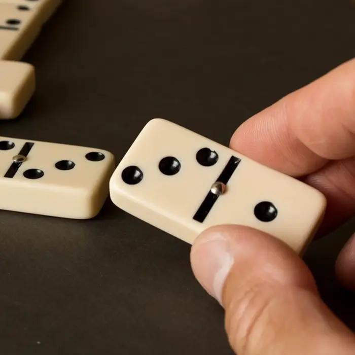 Dominos en boîte, divertissement créatif, loisirs et jouet éducatif, jeu de dominos classique, jeu de table interactif multijoueur