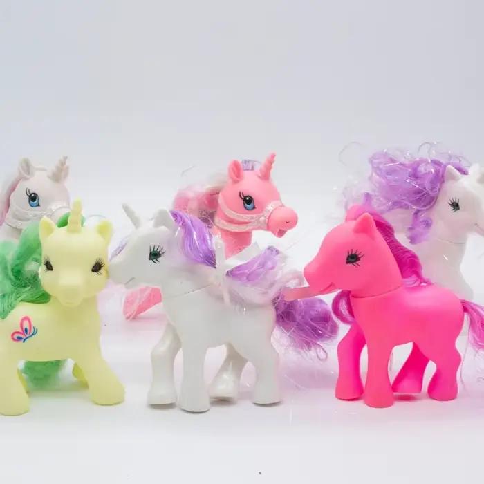 Figurines d'action colorées