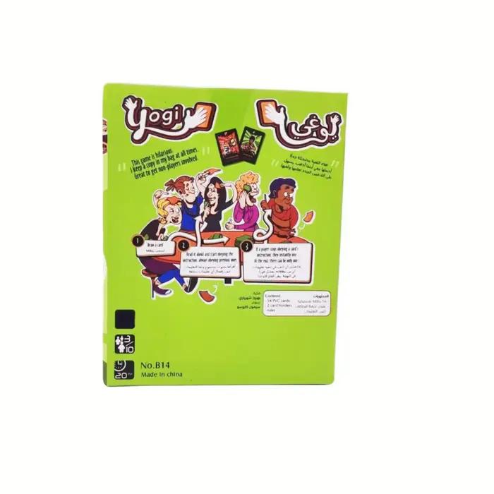 Yoga, contorsions folles du haut du corps. Jeux de cartes