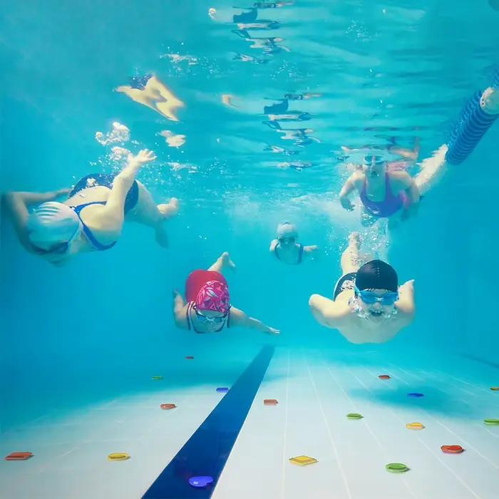 Jeu de plongée pour la recherche de gemmes dans la piscine