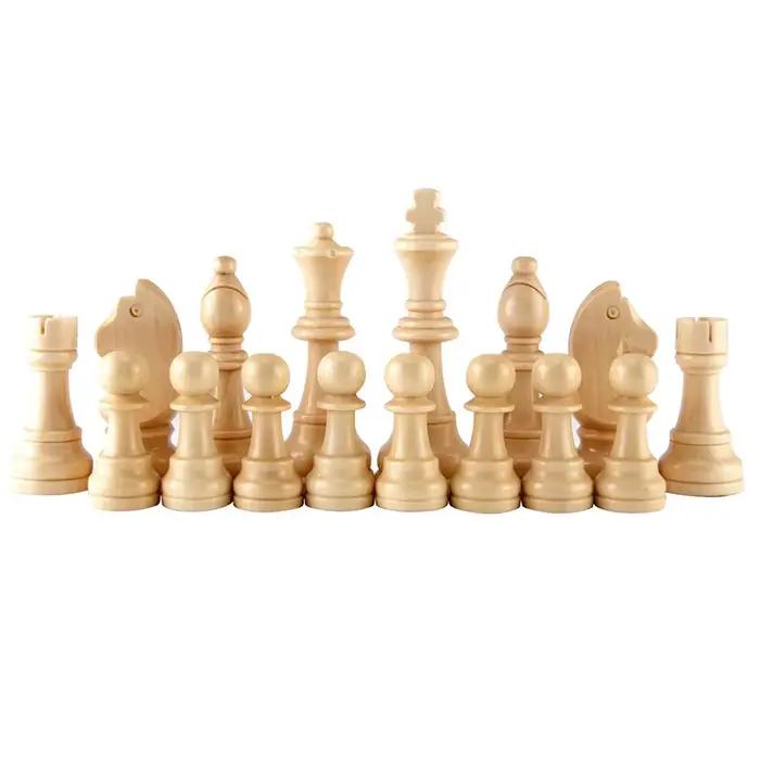32 pièces d'échecs en bois