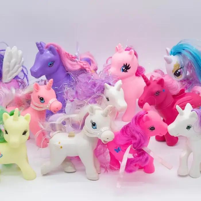 Figurines d'action colorées