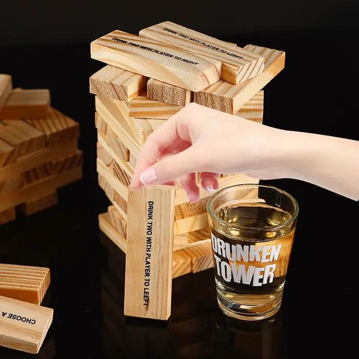 Ensemble de jeu de boisson empilable en bois avec 60 blocs de défi imprimés + 4 verres à Shot pour jeux de fête pour adultes 2-4 joueurs