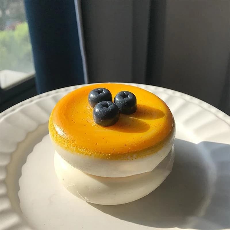 Jouet Soufflé à la Fraise, Aspect Alimentaire Réaliste, Texture Douce et Crémeuse, Anti-Stress, Déco