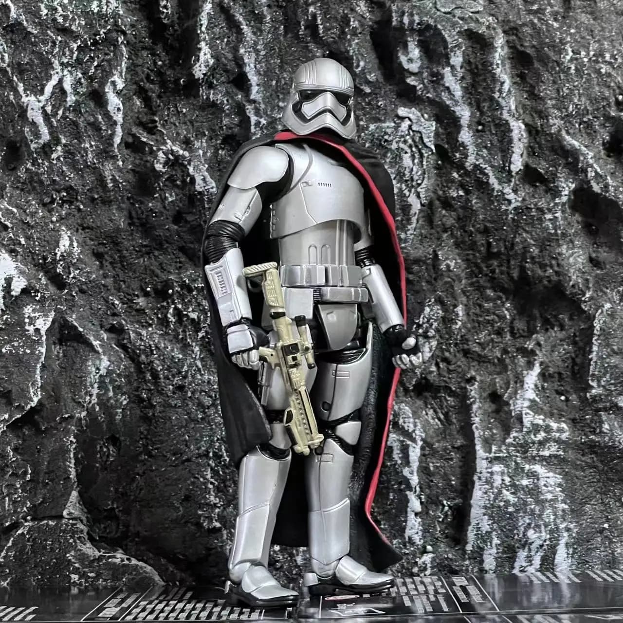 6 pouces Star Wars la série noire Force éveil première commande capitaine Phasma commandant Snowtroo