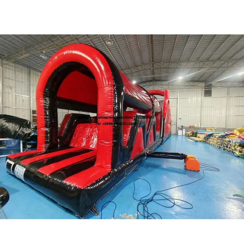 Parcours d'obstacles gonflable commercial rouge et noir de 14*3*3.5m avec toboggan intégré pour jeux
