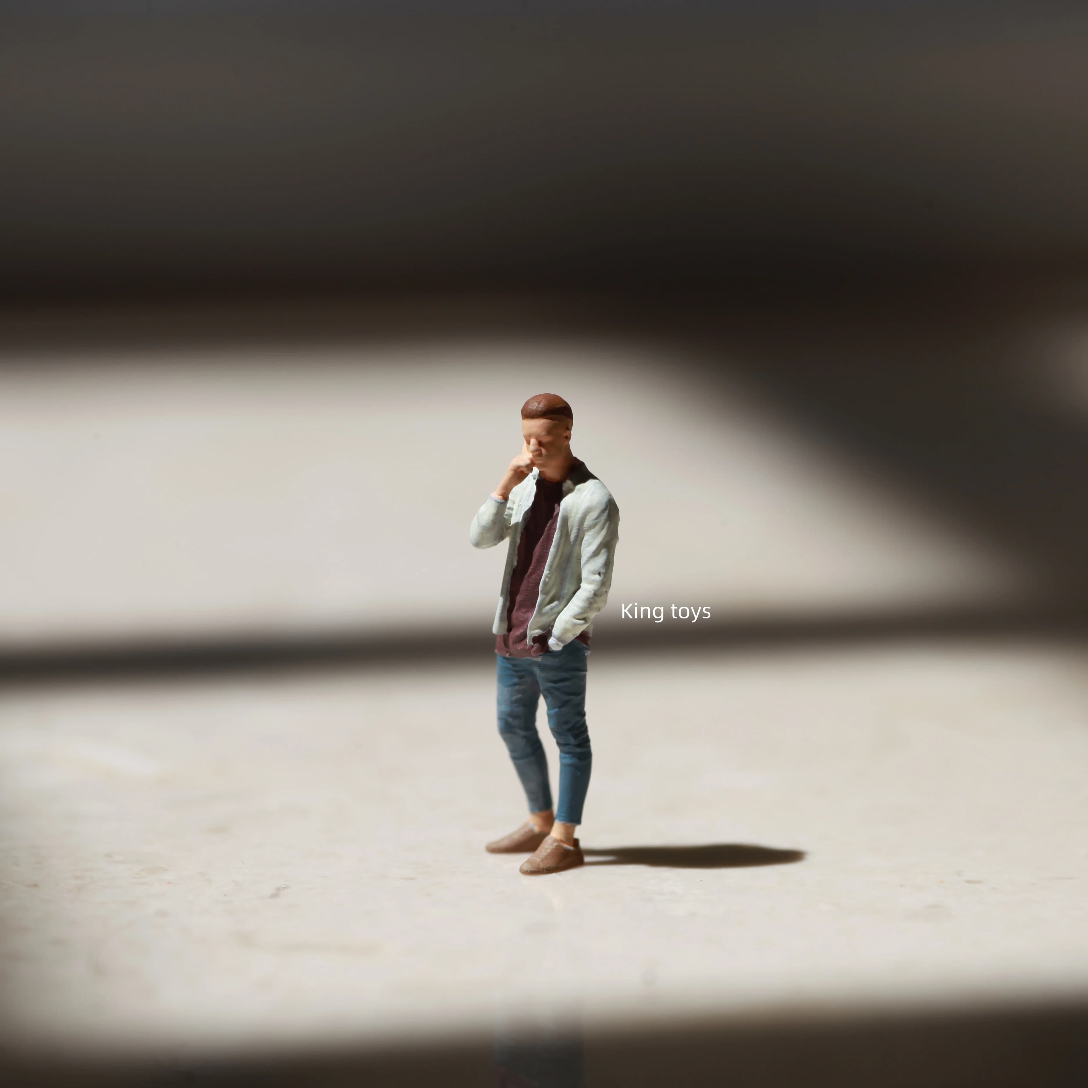 King Toys 1/64 1/87 1/43 Figurines échelle modèle résine Cool Guy téléphone Dioramas moulé sous pres