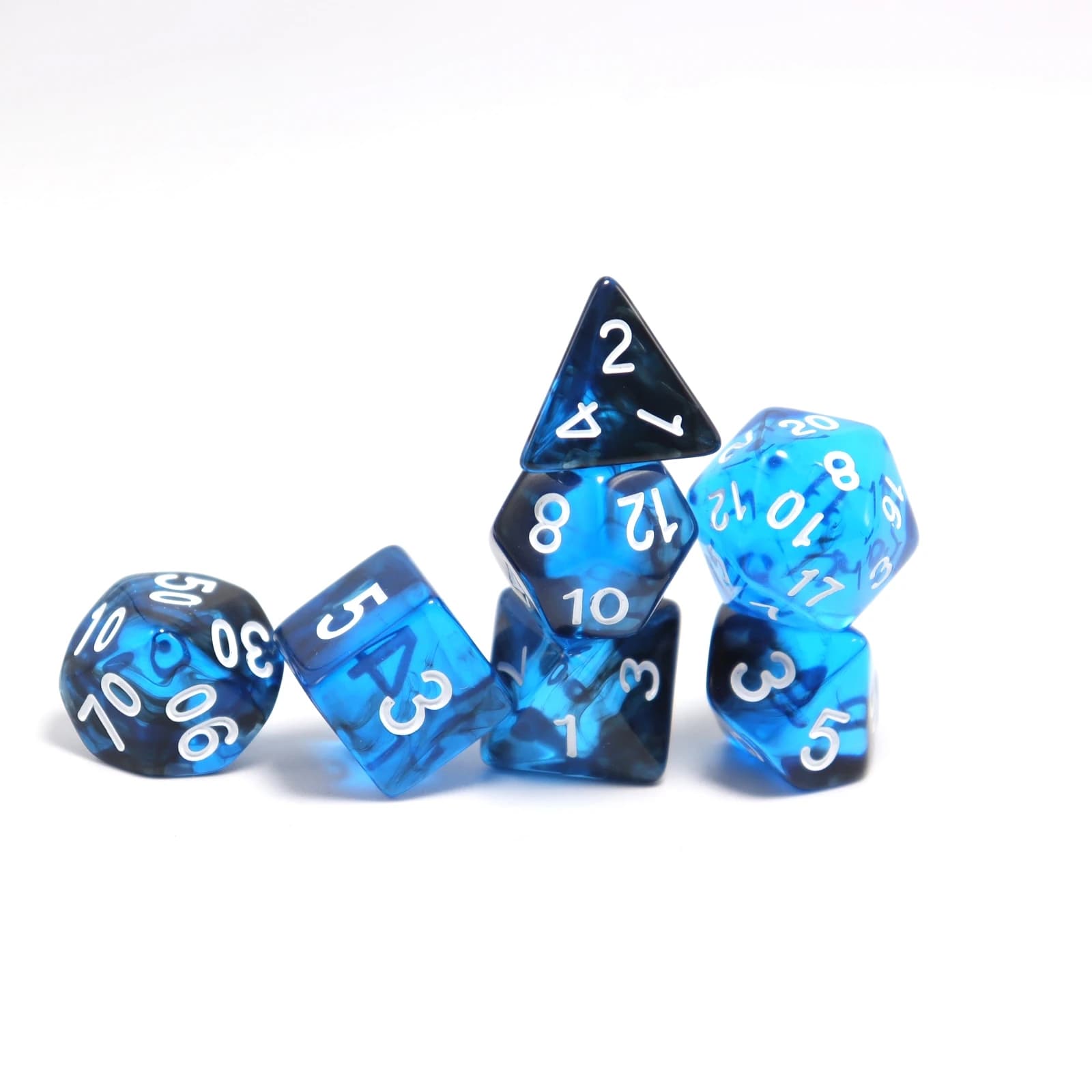Dés de jeu polyèdre à travers des dés noirs et bleus, dés de jouet, jeux de société de jeu de rôle, 