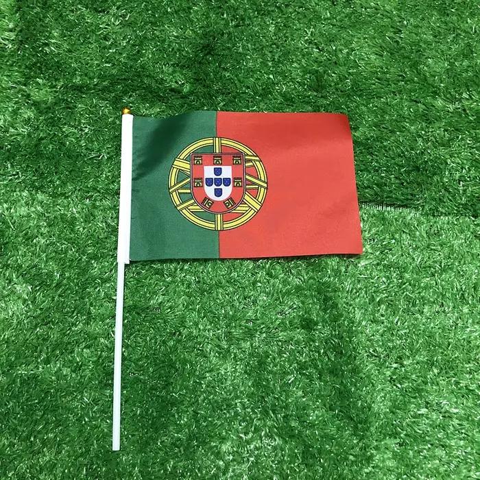 (DRAGONNADE) Drapeau du Portugal 14x21cm en polyester, drapeau portugais à agiter à la main avec mât en plastique pour la décoration