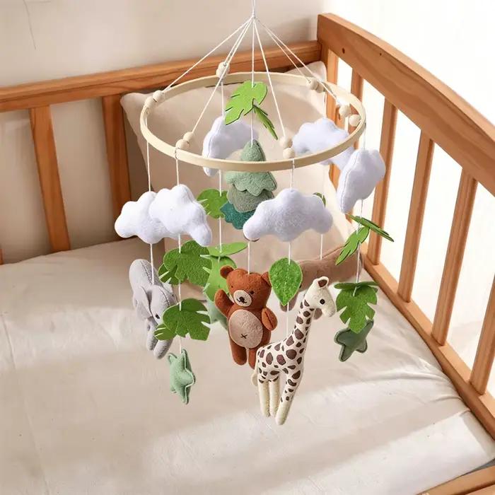 Mobile de lit bébé en feutre avec animaux de la forêt et hochet, pour 0-12 mois, avec support en bois suspendu, jouet hochet pour nouveau-né