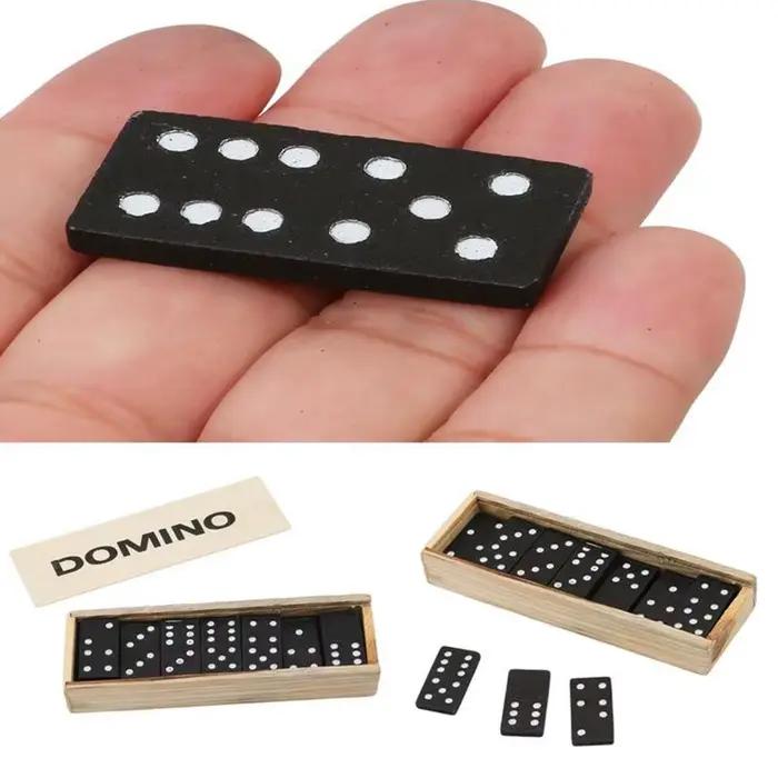 Boîte en bois de dominos noirs
