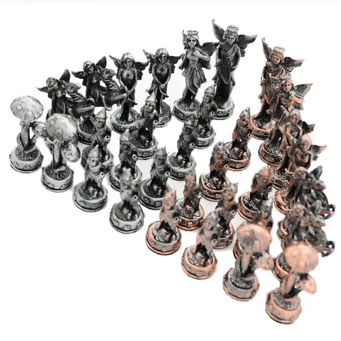 Un luxueux jeu de réunion de famille en pièces d'échecs avec un thème de personnage en métal. La boîte