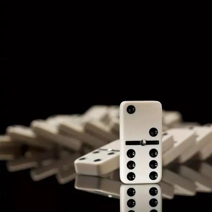 Ensemble de dominos classique en bois de qualité supérieure à six points pour le plaisir en famille avec une boîte de