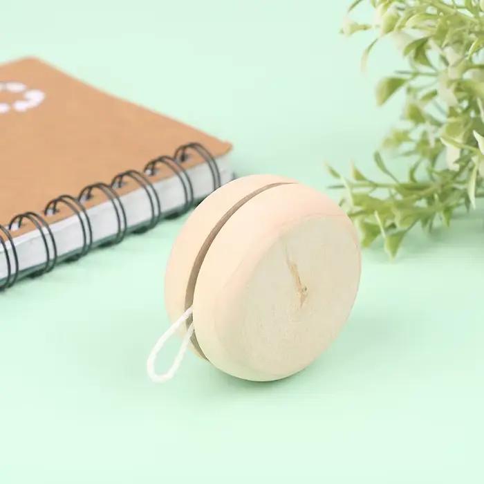 。 Nouveau jouet en bois : Mini yoyo rond coloré à faire soi-même