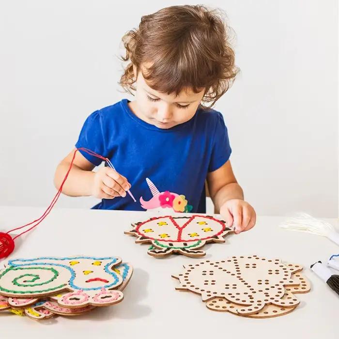 Jouets de laçage en bois
