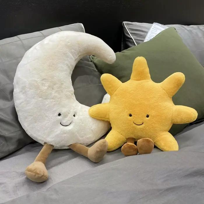 Adorable sourire visage blanc lune jaune soleil peluche