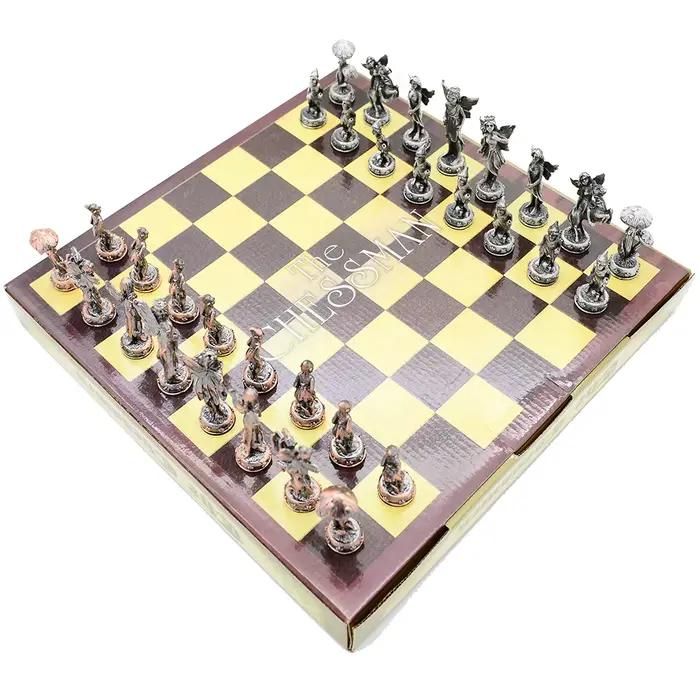 Un luxueux jeu de réunion de famille en pièces d'échecs avec un thème de personnage en métal. La boîte