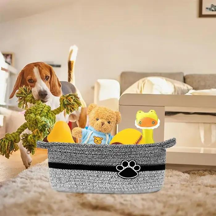 Panier de rangement pour jouets pour animaux de compagnie avec poignée. Tissage artisanal avec des empreintes de pattes de chien. Peut également stocker les jouets des enfants et les objets divers