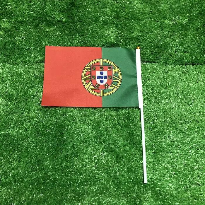 (DRAGONNADE) Drapeau du Portugal 14x21cm en polyester, drapeau portugais à agiter à la main avec mât en plastique pour la décoration