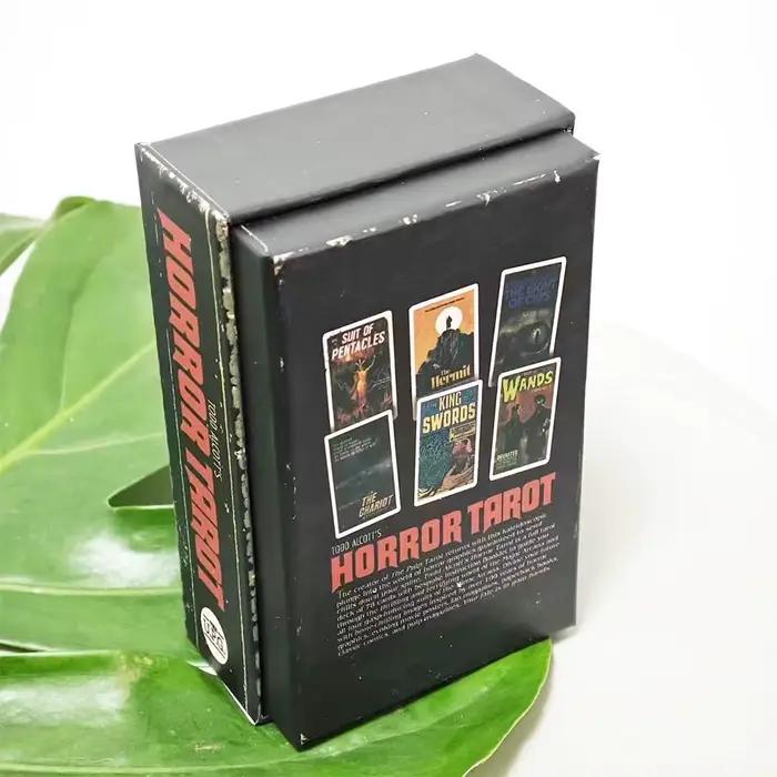 Jeu de cartes sur le thème de l'horreur avec illustrations inspirées de la littérature macabre et de la pop culture