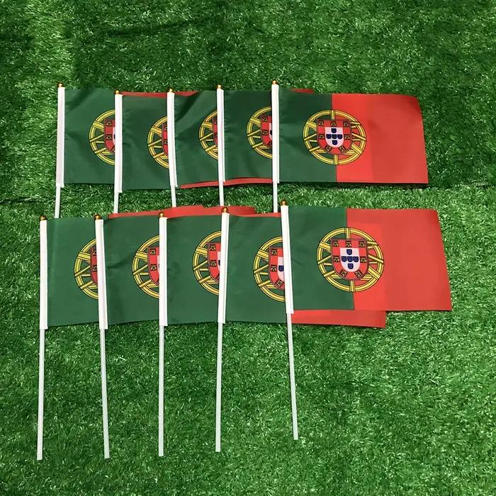 (DRAGONNADE) Drapeau du Portugal 14x21cm en polyester, drapeau portugais à agiter à la main avec mât en plastique pour la décoration