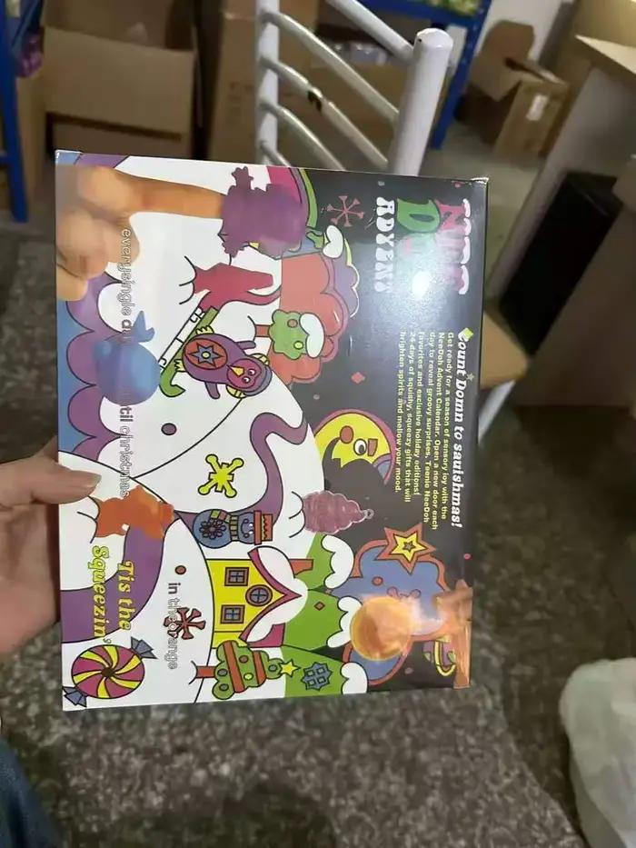 Nouveau Calendrier de l'Avent Needoh 2026 – Cadeau pour Enfants – Compte à Rebours de 24 Jours pour le Nouvel An – Boîte Mystère pour Famille et Amis – Jouet de Fête