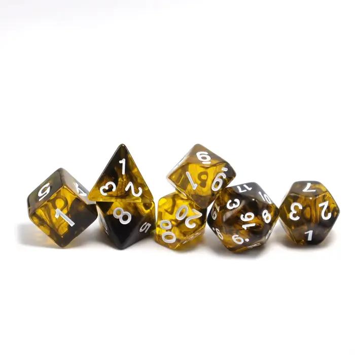 Jeu dés dés dés polyédriques noirs et jaunes