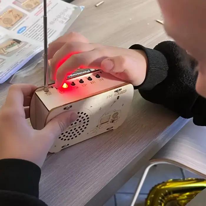 Kit Radio en Bois DIY Rétro FM – Jouet Éducatif STEM